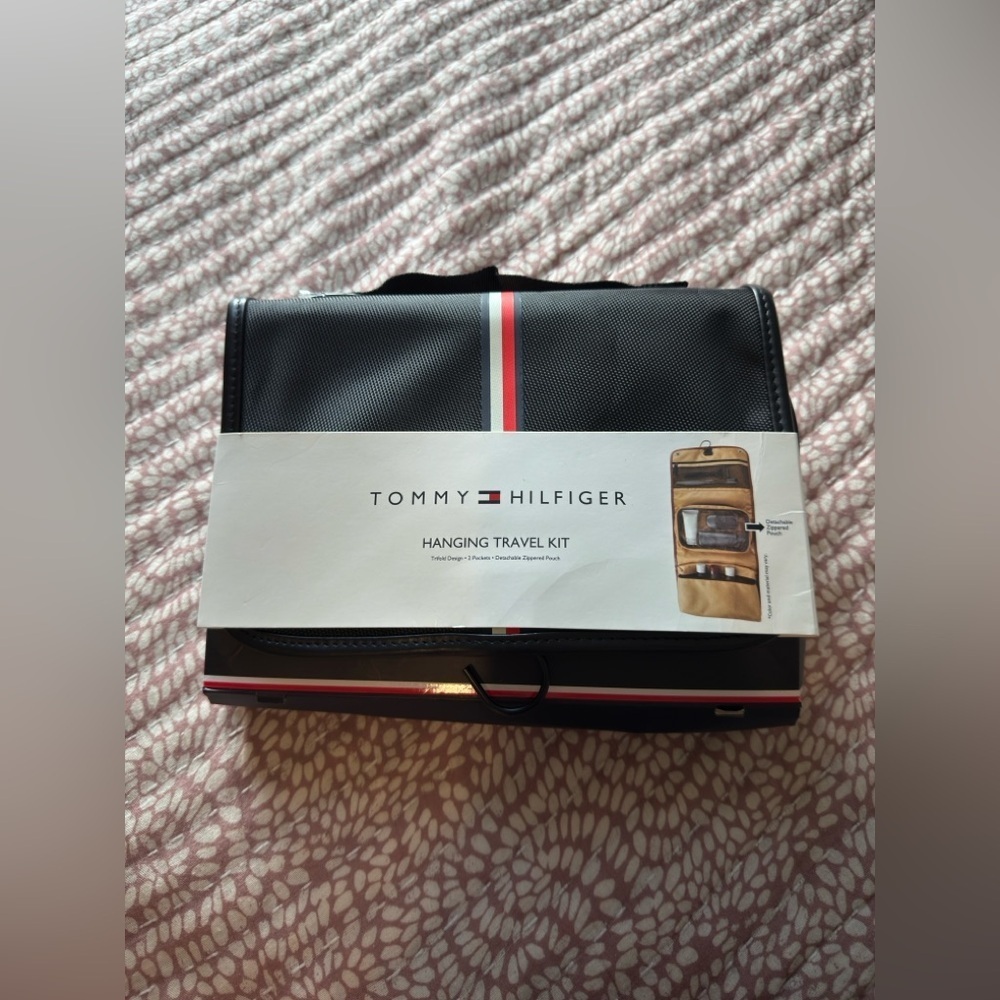 Tommy Hilfiger Hanging Travel Kit – Black with Signature Stripe - Picture 7 of 12